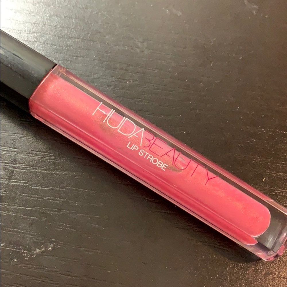 Huda beauty lip strobe in snobby